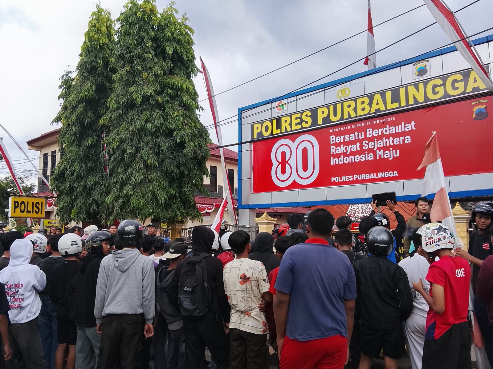 Purbalingga Bergejolak: Aksi Baralingga di Polres Berujung Ricuh, Tuntut Bubarkan DPR!
