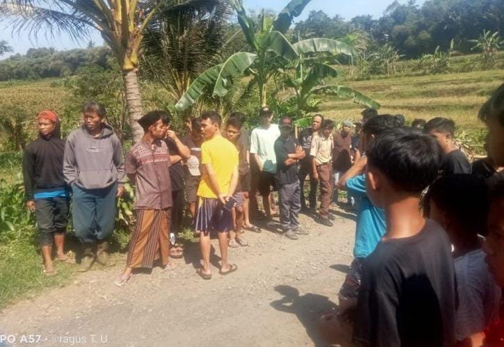 Warga Dusun Gombong Dan Dusun Karangtengah Desa Warungpring Pemalang Demo Tuntut Jembatan Penghubung Segera di Perbaiki