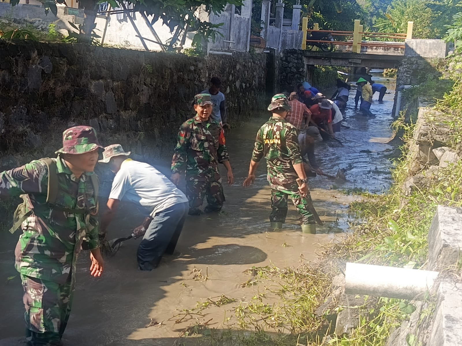 Aksi Nyata Anggota Koramil 02/Taman Bersama Masyarakat Kerja Bakti Bersihkan Sungai