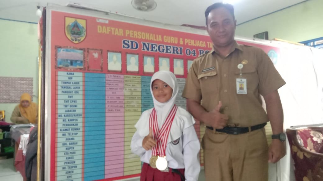 Siswi SDN 04 Bojongbata Pemalang Meraih 2 Medali Emas Lomba Renang