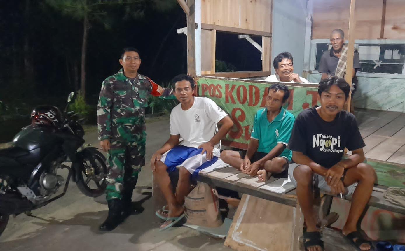 Ciptakan Kondusifitas Wilayah; Babinsa Koramil Petarukan Melaksanakan Siskamling