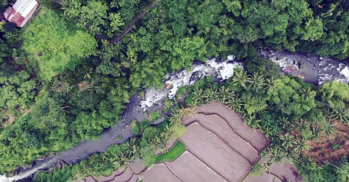 Wisata rafting di Pemalang menjadi pilihan tepat bagi Anda yang ingin merasakan liburan berbeda. Perpaduan tantangan jeram, keindahan alam, dan kebersamaan