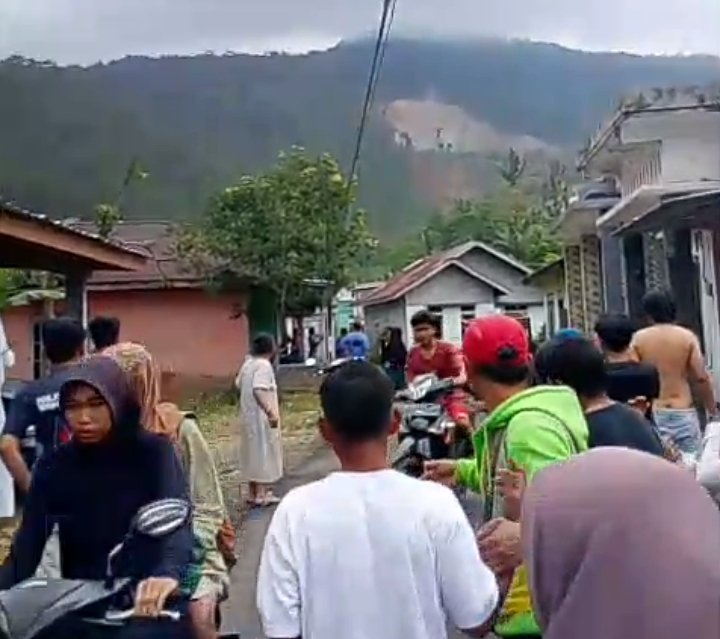 Akibat Tanah Longsor Di Pandanarum Warga Panik Berhamburan