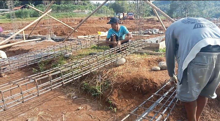 Sisi Gelap Pembangunan Gedung Koperasi Merah Putih Di Desa Kebanaran Mandiraja Tanpa Papan Informasi Publik dan K3 Pekerja di Abaikan, Dikonfirmasi Lempar Sana sini,Pihak Desa Tak Tahu? Ada Apa Ini