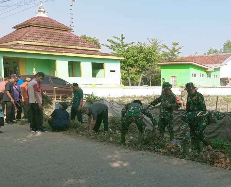 Babinsa Koramil 02/Taman Pelopor Kebersihan, Ajak Warga Giat Karya Bakti di Sokawangi