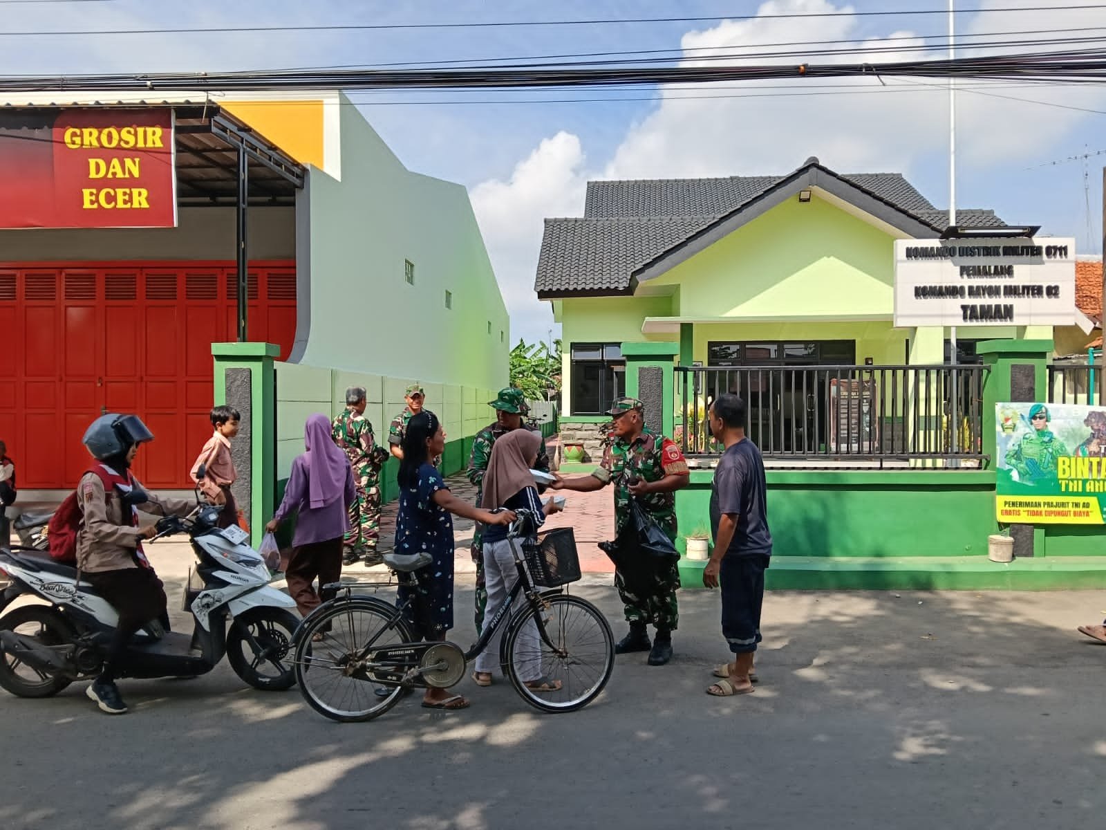 Danramil 02/Taman Pimpin Kegiatan Jumat Berkah, Bagikan Nasi Kotak kepada Warga