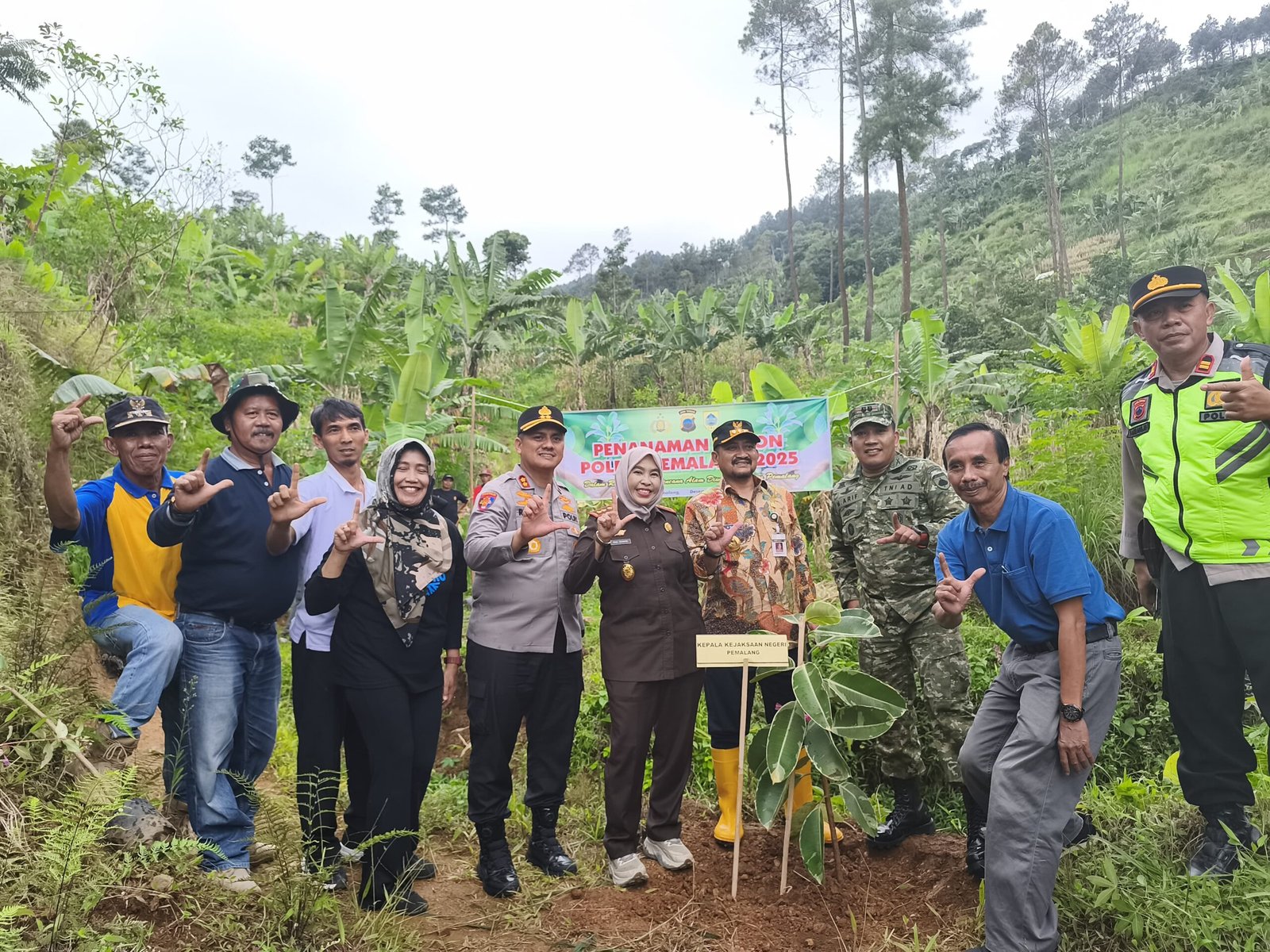 Dandim Pemalang Bersama Forkopimda Ikuti Sarasehan dan Gerakan Menanam Pohon di Lahan Kritis Desa Cikedung