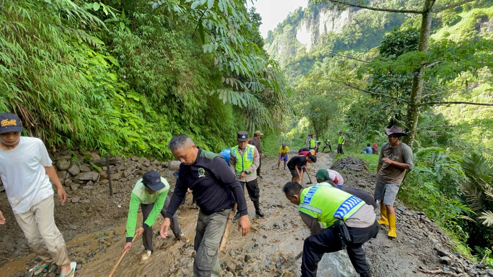 Personel Polsek Karangmoncol Bantu Bersihkan Tanah Longsor di Desa Sirau