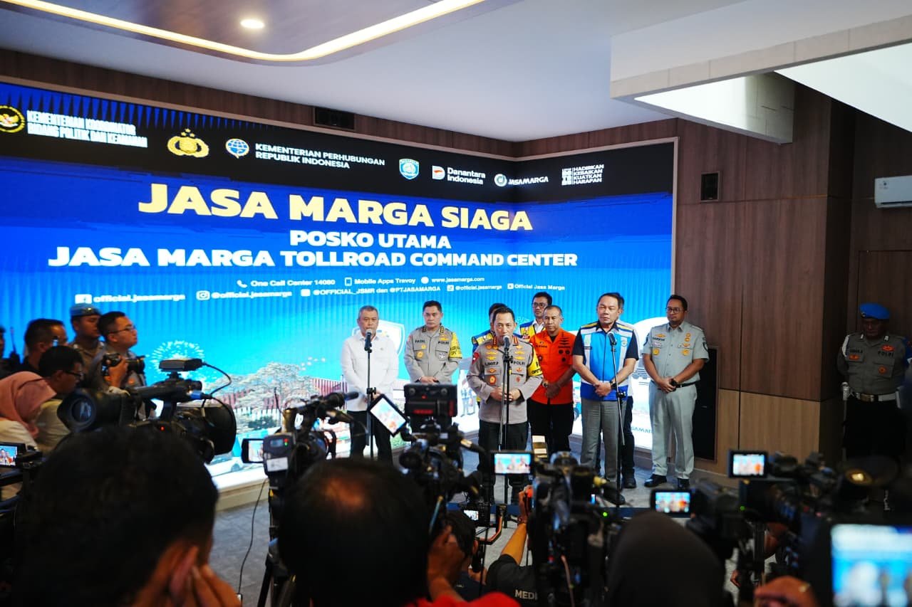 Kapolri Tinjau Pos Command Center, Pastikan Arus Mudik Berjalan Aman dan Nyaman