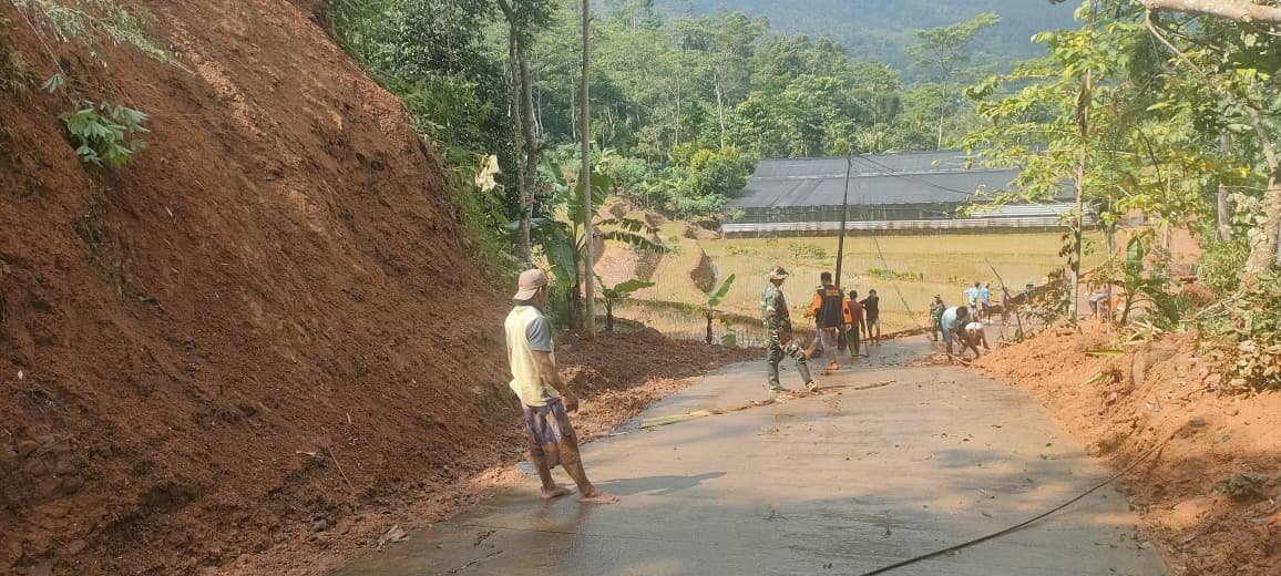 Babinsa Koramil 12/Watukumpul Gotong Royong Bersihkan Sisa Material Lumpur Bersama Warga Desa Tambi