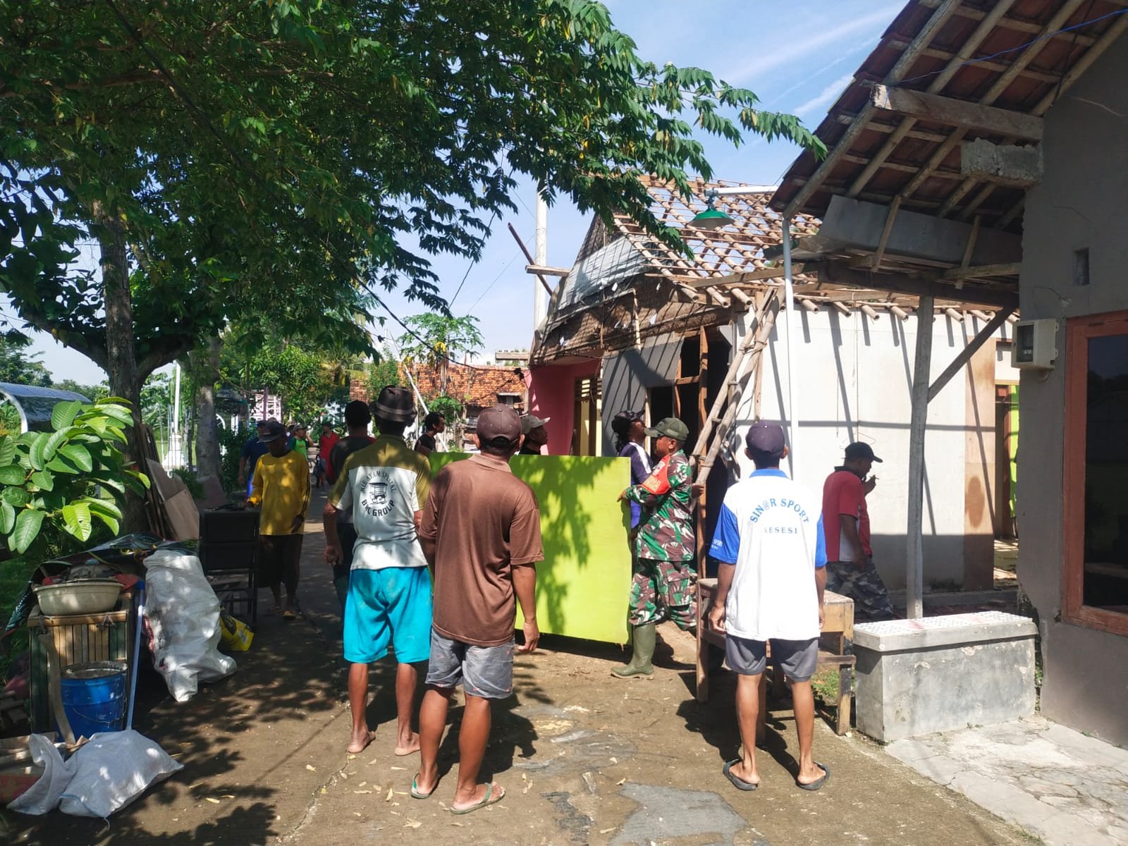 Kerja Bakti Babinsa Koramil 06/Bodeh Bersama Warga Rehab Rumah Lansia