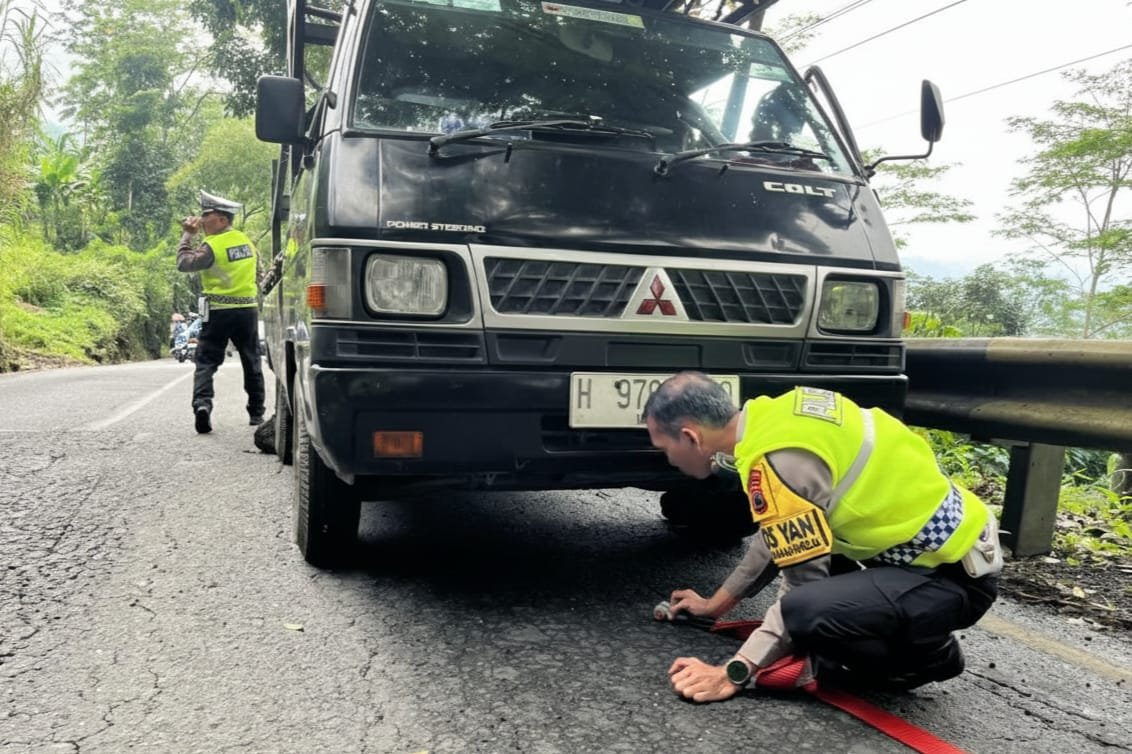 Personil Pos Pelayanan Operasi Lilin Candi 2025 Rest Area Karangreja Sigap Evakuasi Mobil Mogok