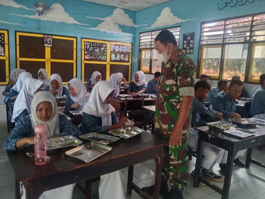 Babinsa Desa Saradan Pemalang Pantau Langsung dan Dampingi Launching Pendistribusian Makan Bergizi Gratis