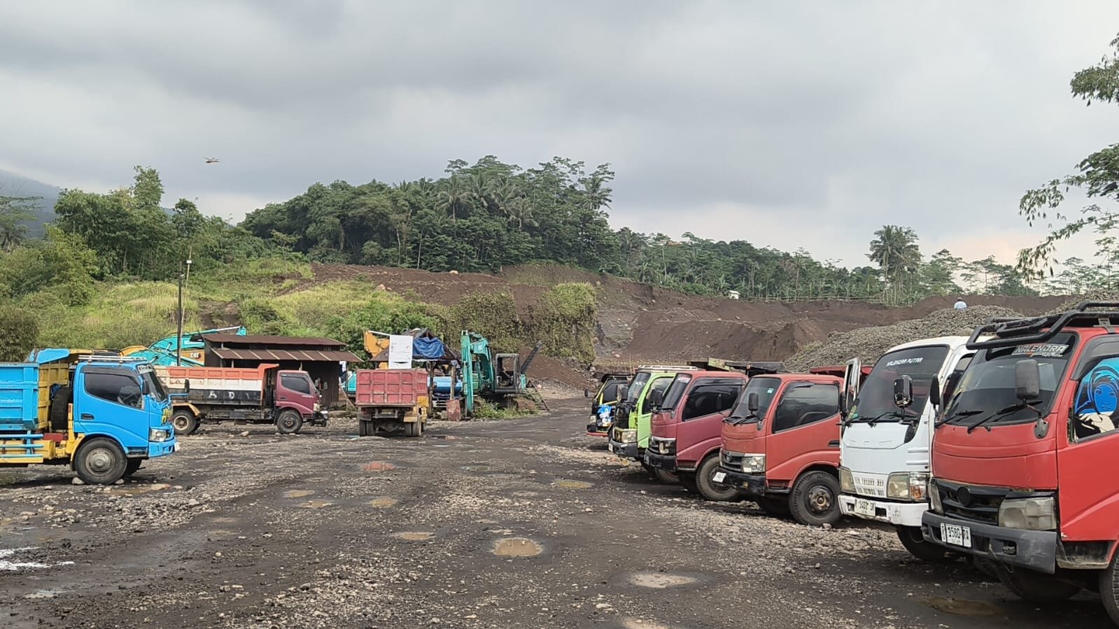 Aksi Warga Gandatapa Desak Penutupan Tambang Pasir Hitam, Jalan Baturraden Timur Rusak Parah