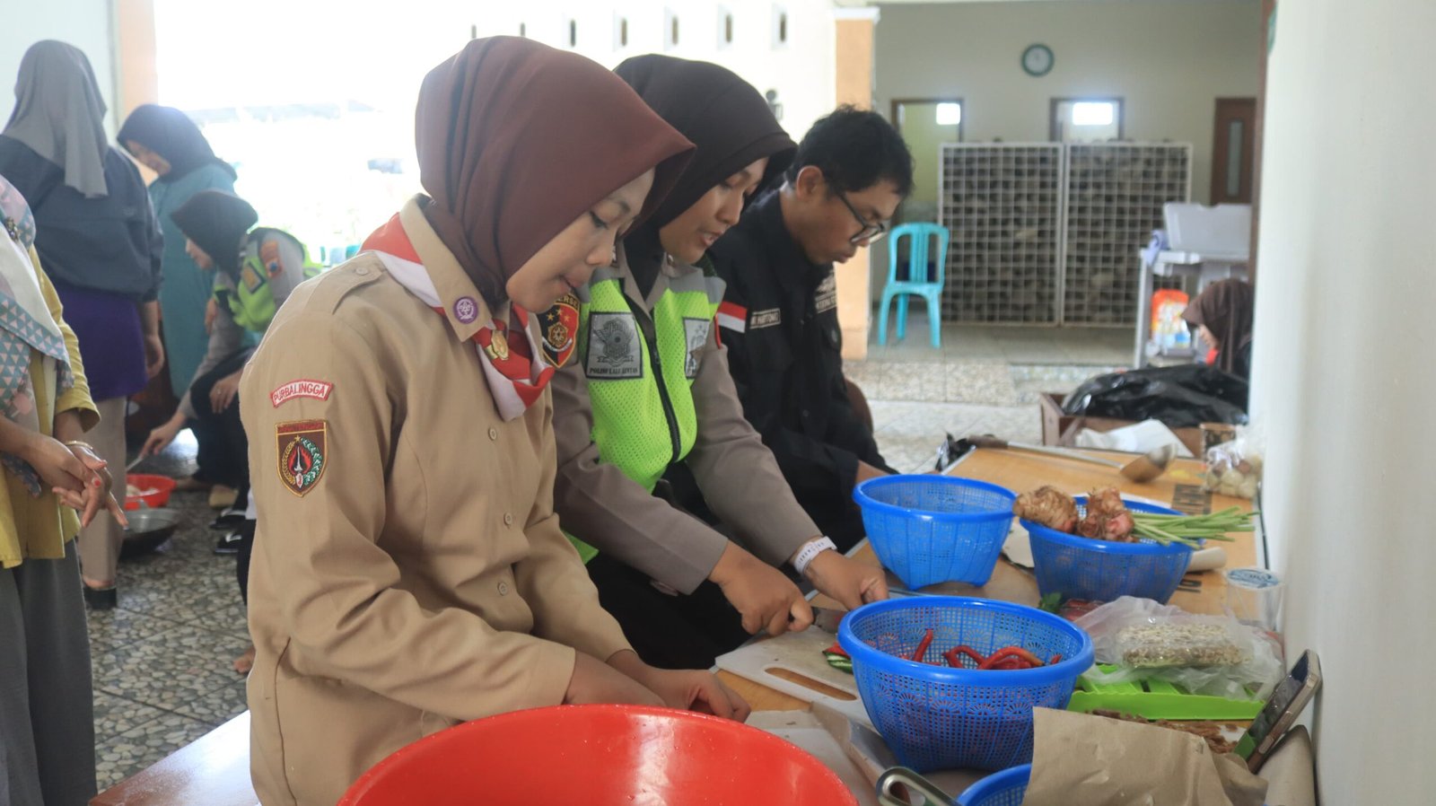 Polwan Polres Purbalingga Dikerahlan Bantu Dapur Umum Di Lokasi Bencana