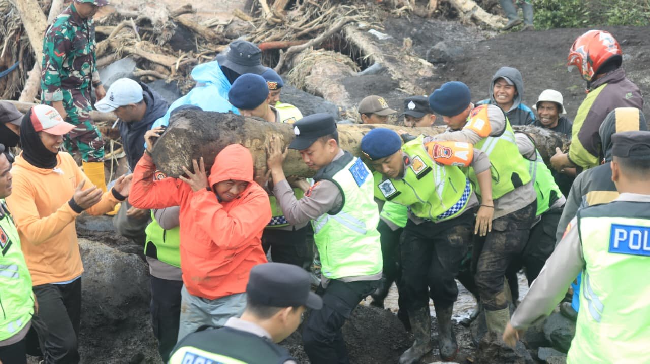 Polres Purbalingga dan Brimob Bangun Jembatan Darurat di Lokasi Banjir Bandang