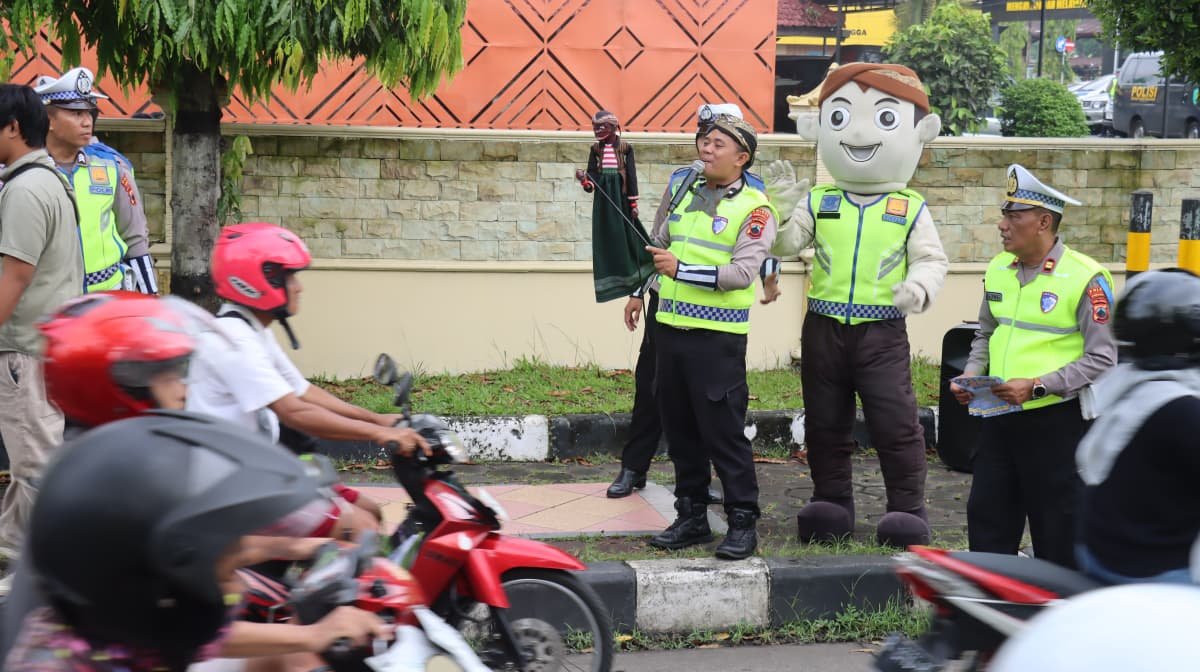 Sosialisasi Terpadu Operasi Keselamatan Candi 2026, Polres Purbalingga Hadirkan Badut dan Wayang