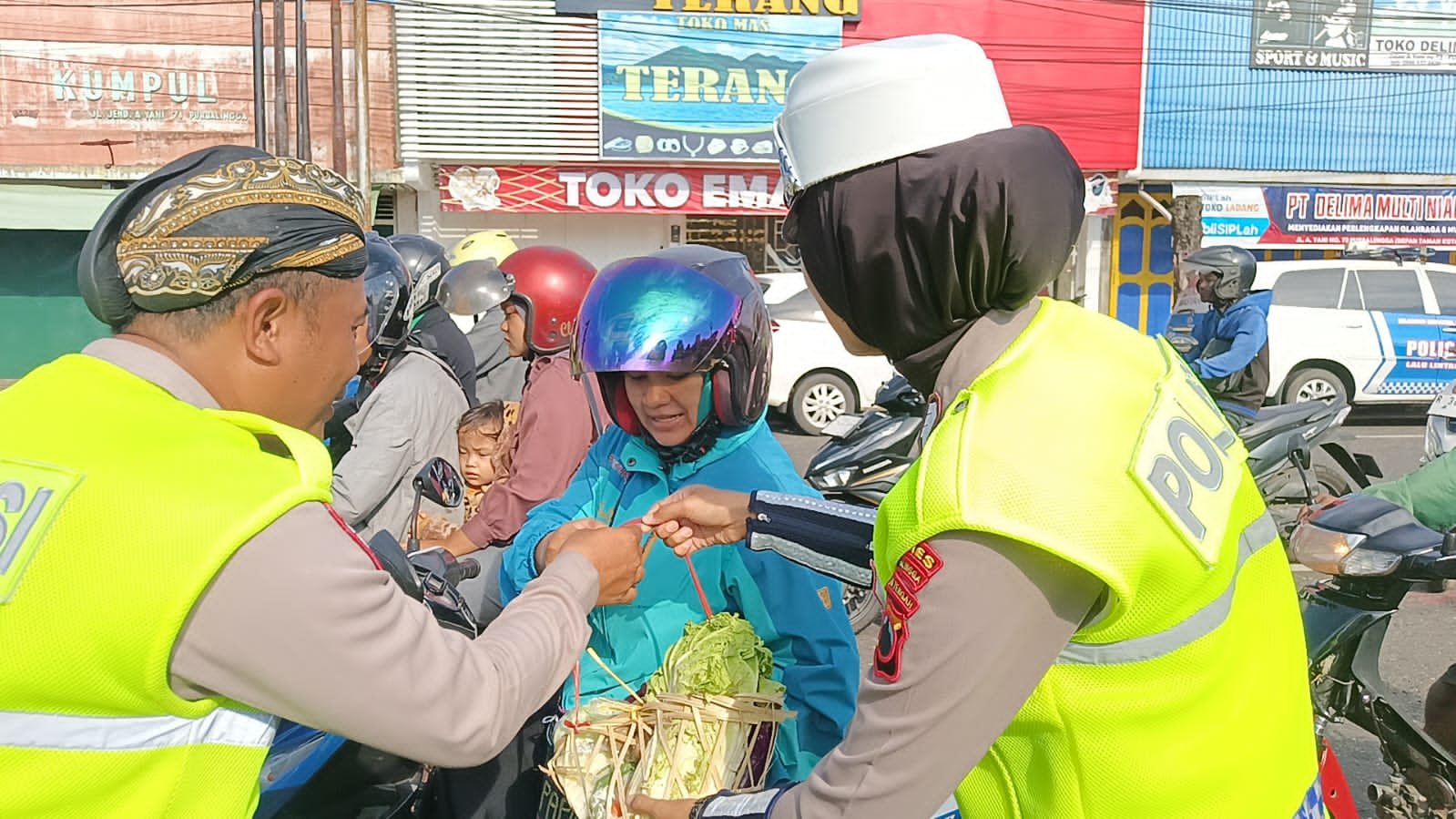 Operasi Keselamatan Candi 2026 Polres Purbalingga Bagikan Sayur Dan Helm Pengendara Tertib Lalu Lintas