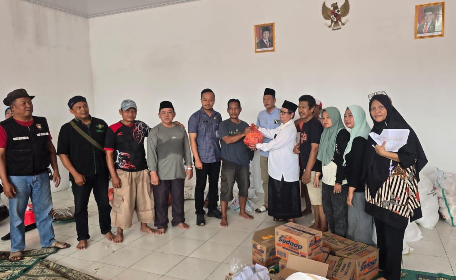 Pemerintah Kelurahan Sugih Waras Salurkan Bantuan 917 Paket Sembako Bagi Warga Terdampak Banjir