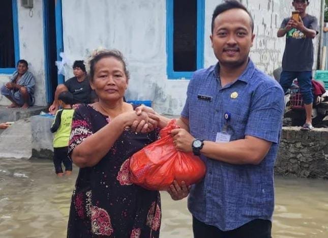 Praditya ,S. Lurah Sugih Waras Pemalang Salurkan Bantuan Langsung Kepada Warga Terdampak Banjir
