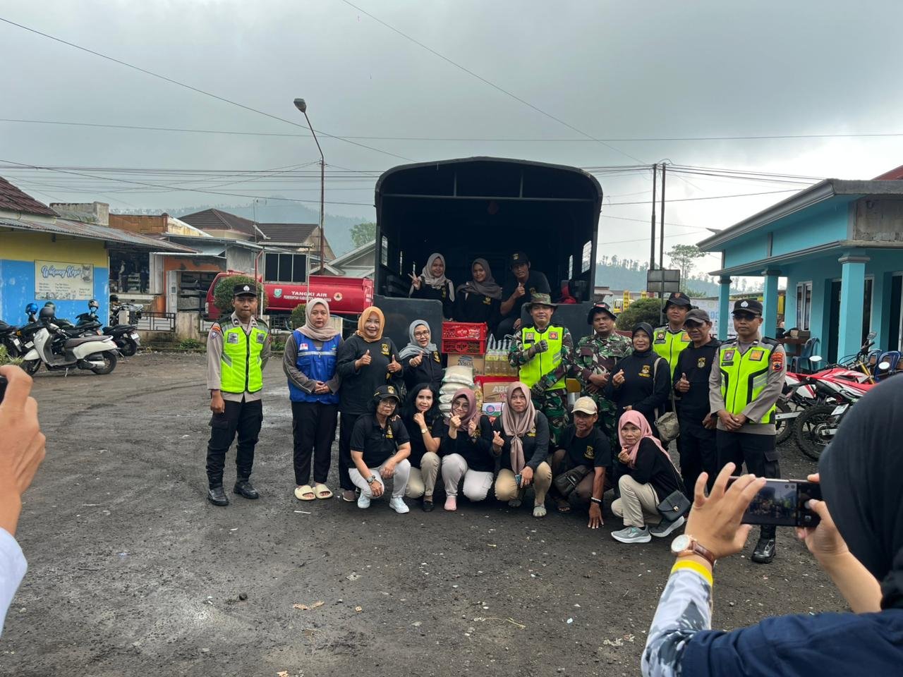 KBPP Polri Purbalingga Baksos, Berikan Bantuan Sembako Korban Banjir Bandang Gunung Slamet Di Serang Karangreja