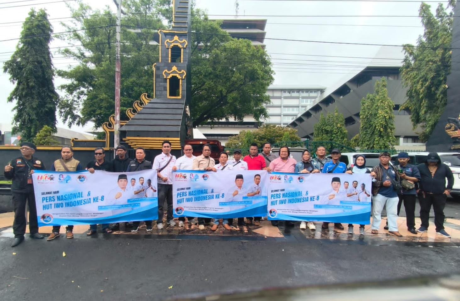 Rayakan HPN dan HUT ke-8 IWOI, Ratusan Nasi Bungkus Dibagikan Di Jalan Pahlawan Semarang