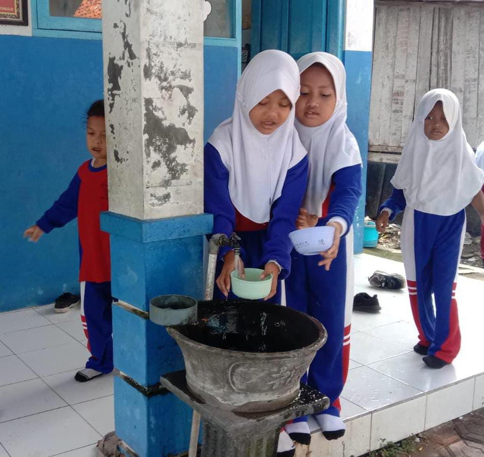 Kepala Sekolah Beserta Guru SDN 01 Mulyoharjo Pemalang Kerja Bakti Ciptakan Lingkungan Bersih , Kantin Sehat