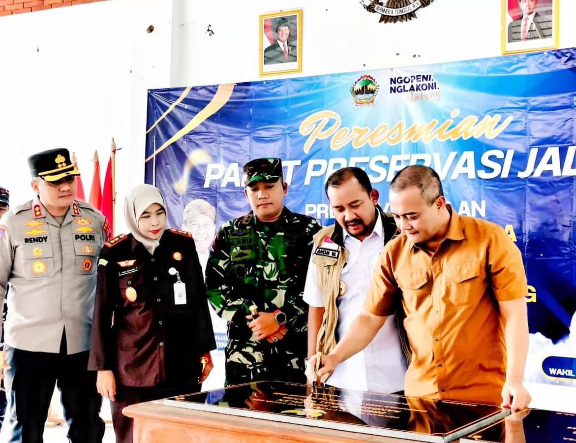Ahmad Luthfi Gubernur Pemerintah Provinsi Jawa Tengah Resmikan Preservasi Jalan di Area Pemalang Selatan