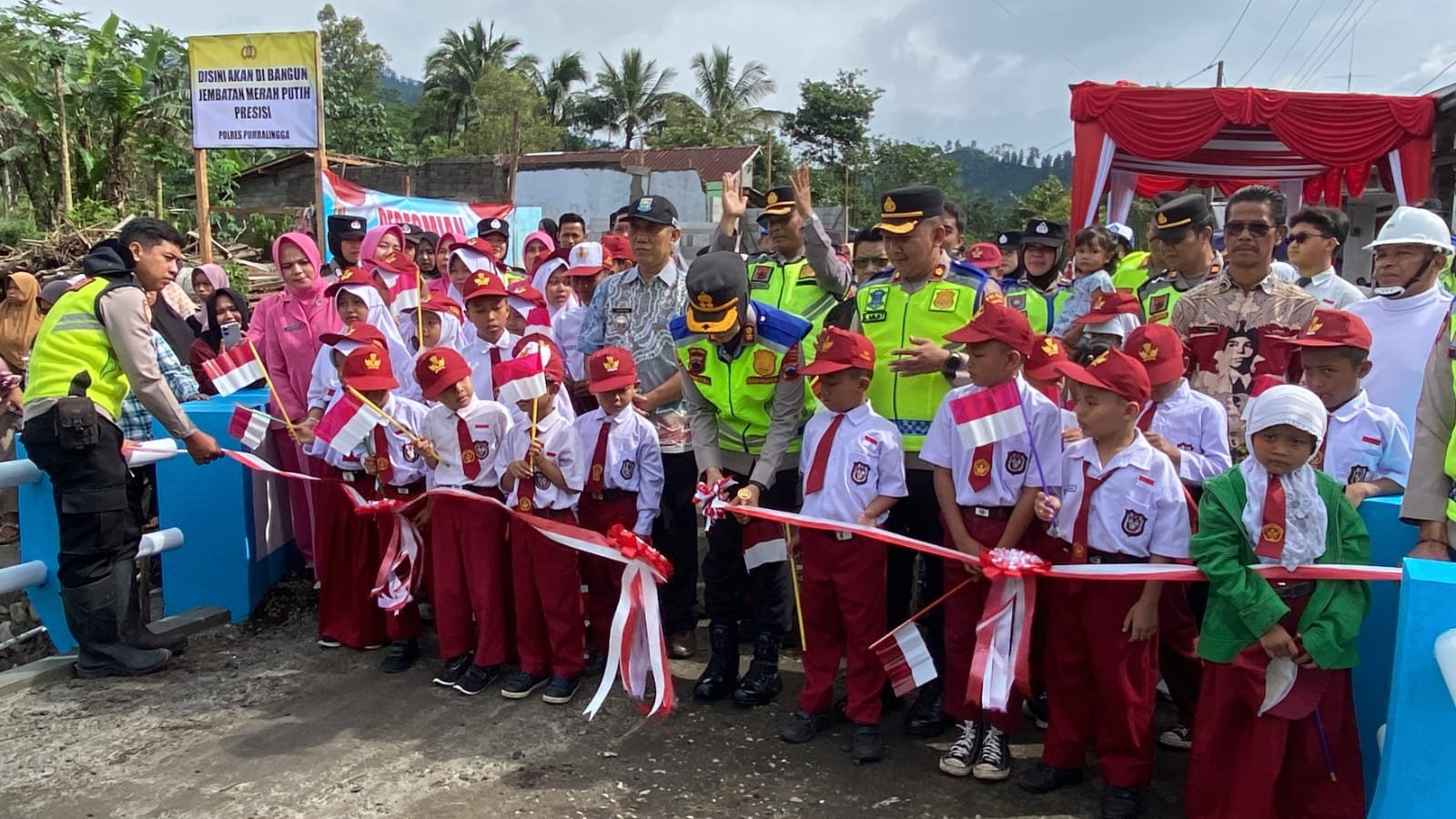 Polres Purbalingga Resmikan Jembatan Merah Putih Presisi di Lokasi Terdampak Banjir