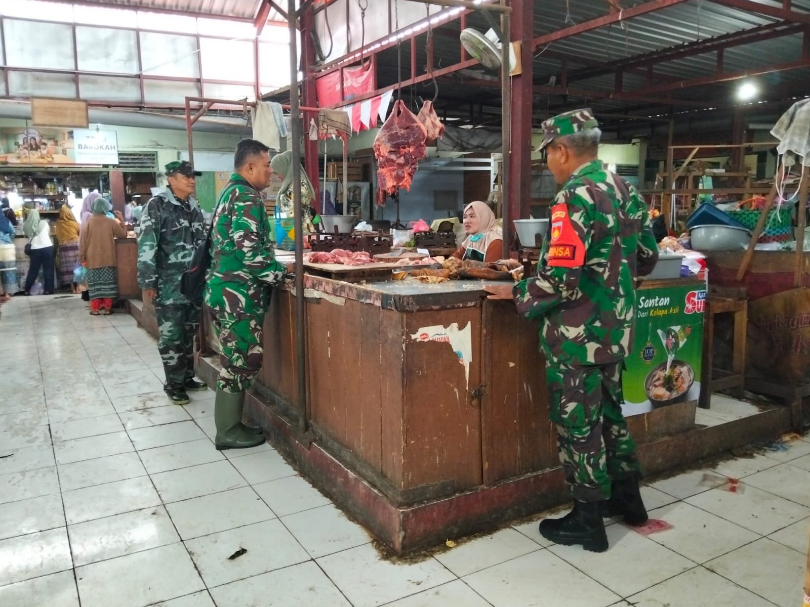 Anggota Koramil 02/Taman Aktif Turun ke Pasar Tradisional Monitoring Ketersediaan dan Harga Sembako