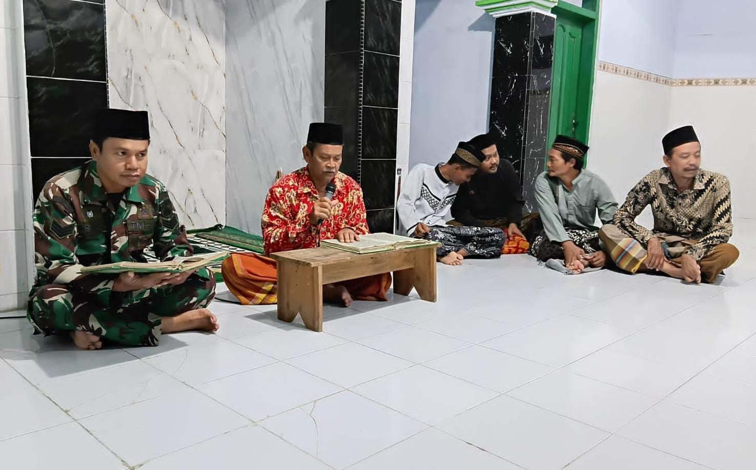 Babinsa Koramil 05/Ulujami Laksanakan Sholat Tarawih di Desa Binaan Tingkatkan Iman dan Taqwa