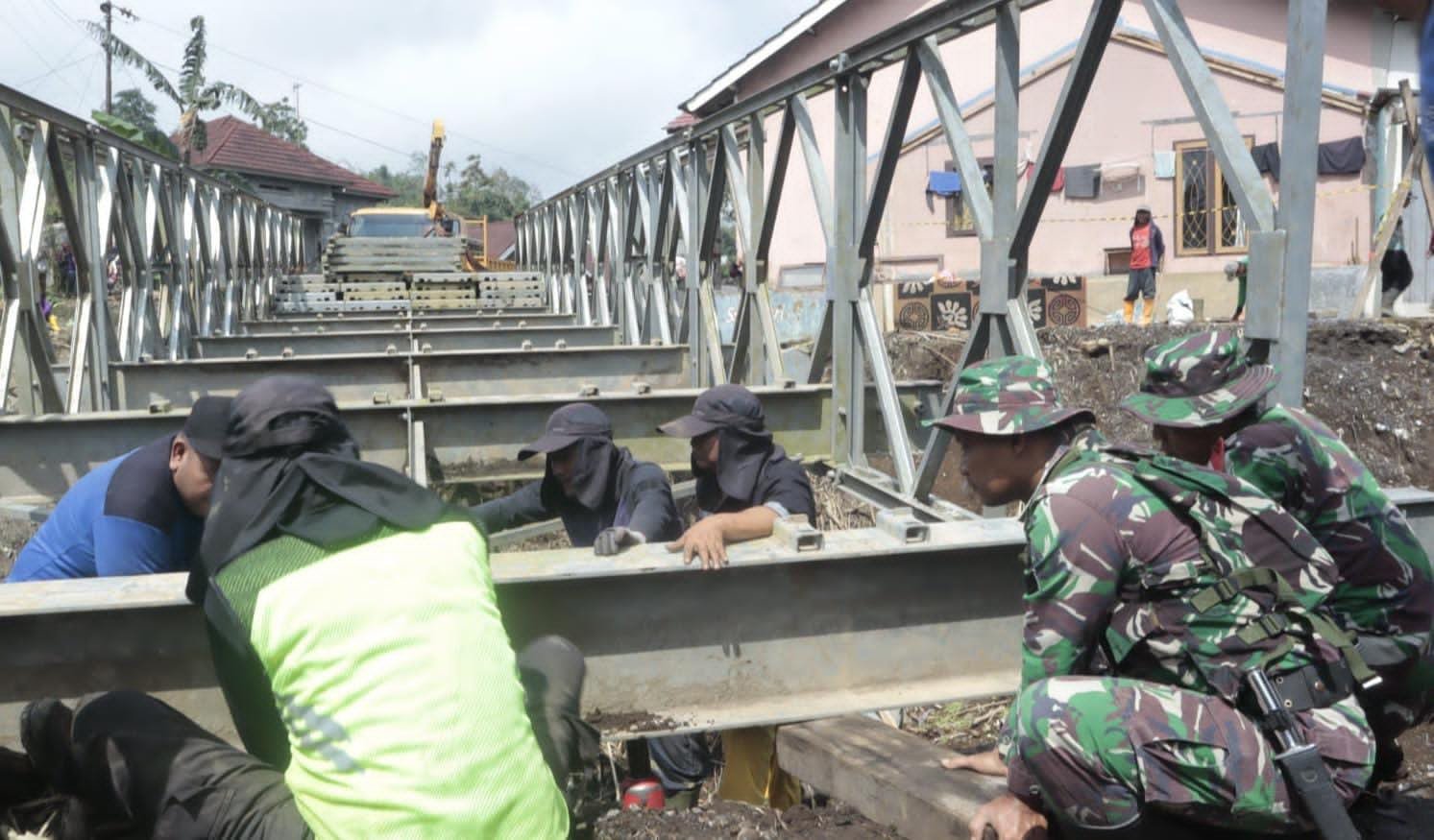 Wujudkan Harapan Warga Desa Penakir Kodim 0711/Pemalang Laksanakan Karya Bakti Pembuatan Jembatan Bailey dan Armco