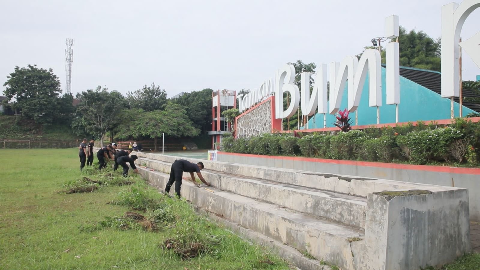 Perkuat Gerakan Indonesia ASRI, Satbrimob Polda Jateng Serentak Kerja Bakti Pulihkan Kebersihan Sungai dan Taman Kota