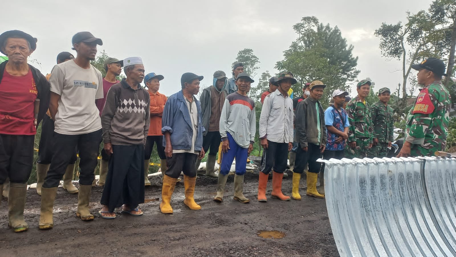 Babinsa Koramil 13/Pulosari Gotong Royong Bersama Masyarakat Bantu Pembuatan Jembatan Armco di Desa Penakir Pemalang