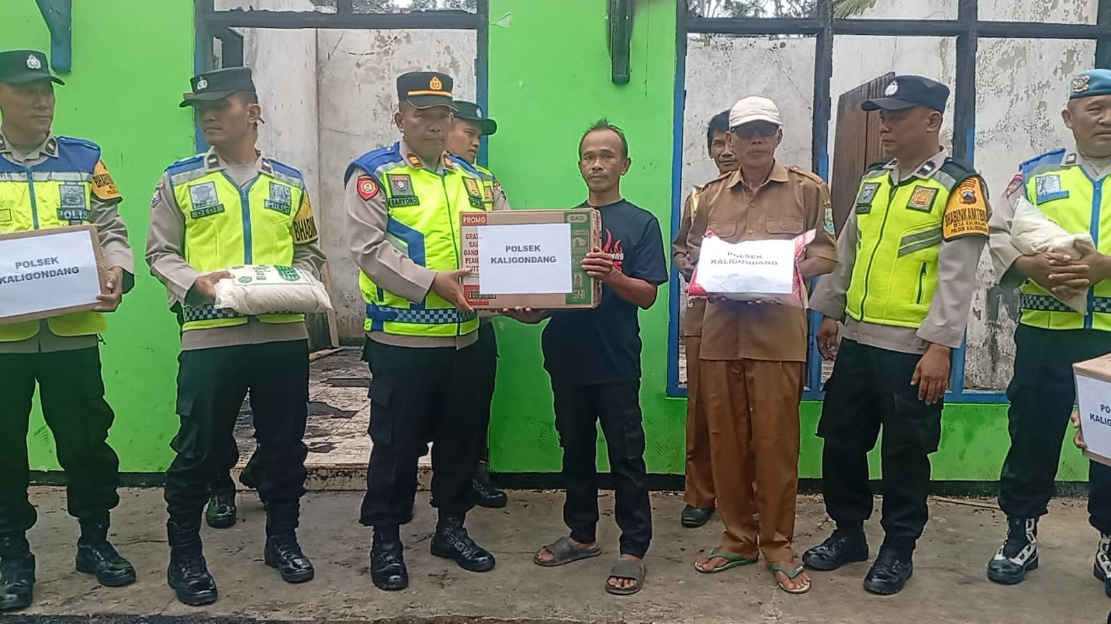 Polsek Kaligondang Salurkan Bantuan Korban Kebakaran di Sidanegara