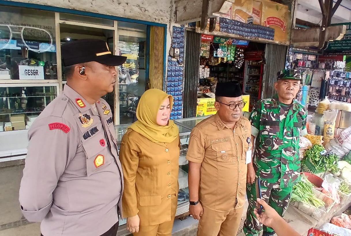 Danramil 04/Comal Bersama Camat Serta Forkopimcam Monitoring Stabilitas Harga