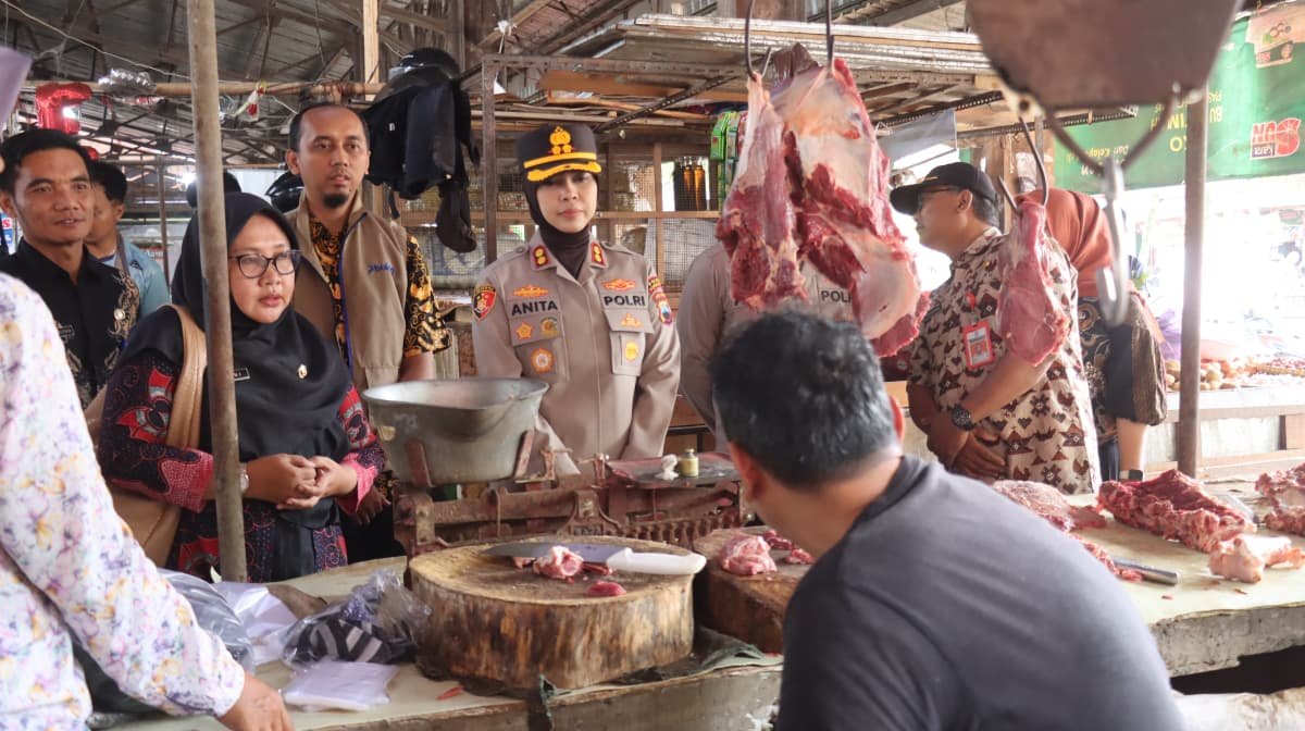 Polres Purbalingga Bersama Stakeholder Cek Harga Bapokting di Pasar Segamas