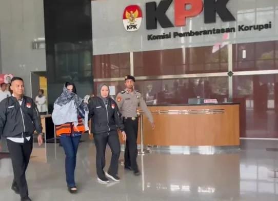 Bupati Pekalongan Digelandang Ke Kantor KPK Banyak Prediksi Suami dan Anak Turut Terima Aliran Dana Korupsi