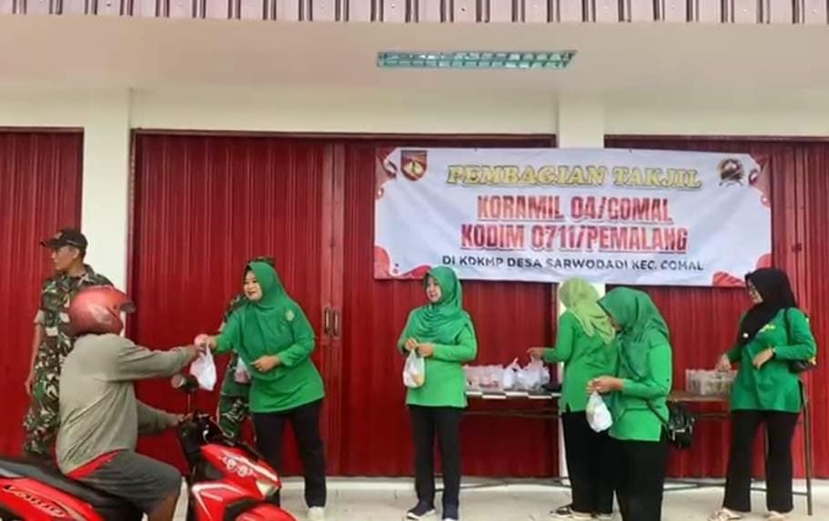 Program Bagi – Bagi Takjil Anggota Koramil 04 / Comal dan Persit Kartika Candra Kirana Ranting 05 Comal Pemalang