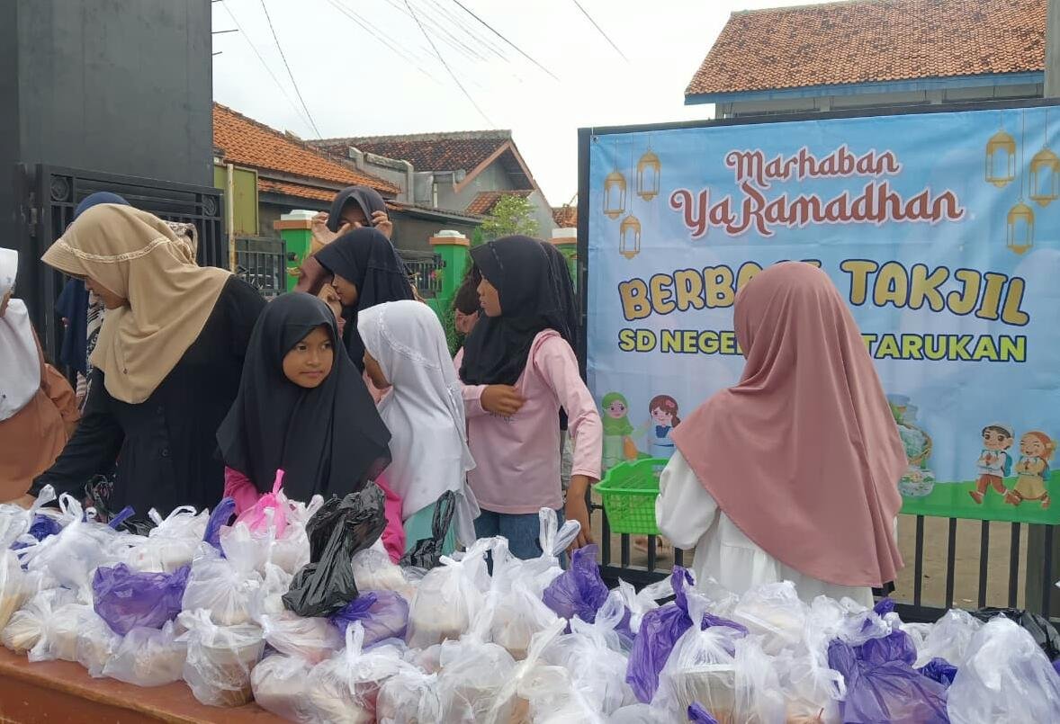 Siswa – Siswi dan Guru SDN 04 Petarukan Pemalang Adakan Kegiatan Bagi – Bagi Takjil