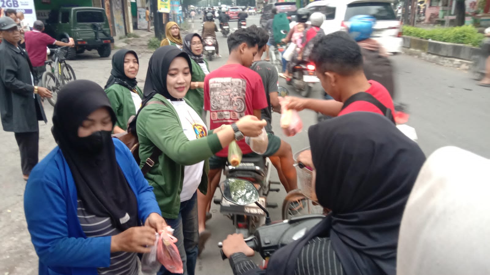 Rumah Seni El De Fam Pemalang Bagi – Bagi Takjil di Bulan Ramadan 1447 H