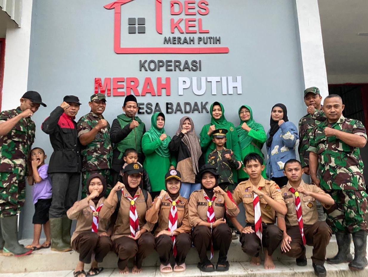 Koramil 11/Belik Monitoring UMKM dan Bagikan Acara Bagi – Bagi Takjil di Lokasi KDKMP Desa Badak Koramil 11/ Belik Monitoring Langsung