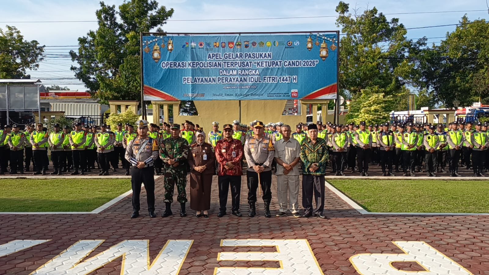 Bupati Pemalang Anom Widiyantoro Didampingi Dandim 0711 / Pemalang dan Kapolres Pemalang Pimpin Apel Gelar Pasukan Operasi Kepolisian Terpusat Ketupat Candi 2026