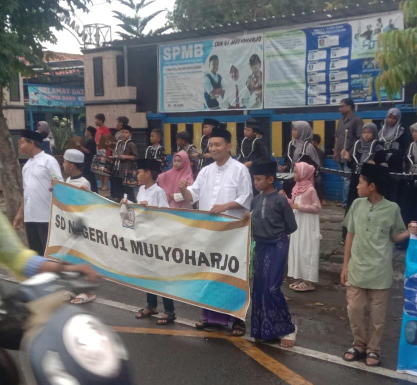 Siswa- Siswi SDN 01 Mulyoharjo Pemalang Bagi – Bagi Takjil di Bulan Ramadan 1447 H