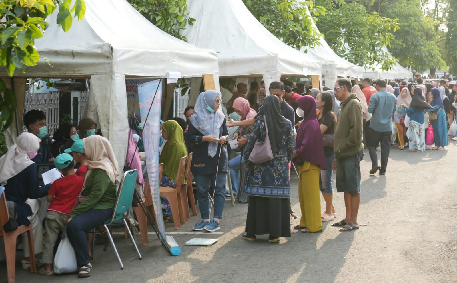 Bupati Pemalang Anom Widiyantoro Berikan Santunan Kepada Anak Yatim – Piatu , Kaum Lansia Serta Ahli Waris dan Acara Pasar Murah di Halaman Pendopo