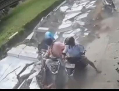 Braaaak…Dinding Pembatas Roboh Sebabkan Pengguna Jalan Cidera