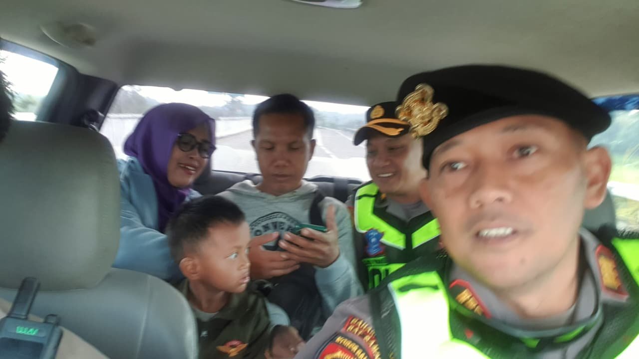Kisah Haru di Jalur Mudik, Sulaiman dan Keluarga Dapat Bantuan Polisi Hingga Bertemu Sang Adik Setelah 13 Tahun