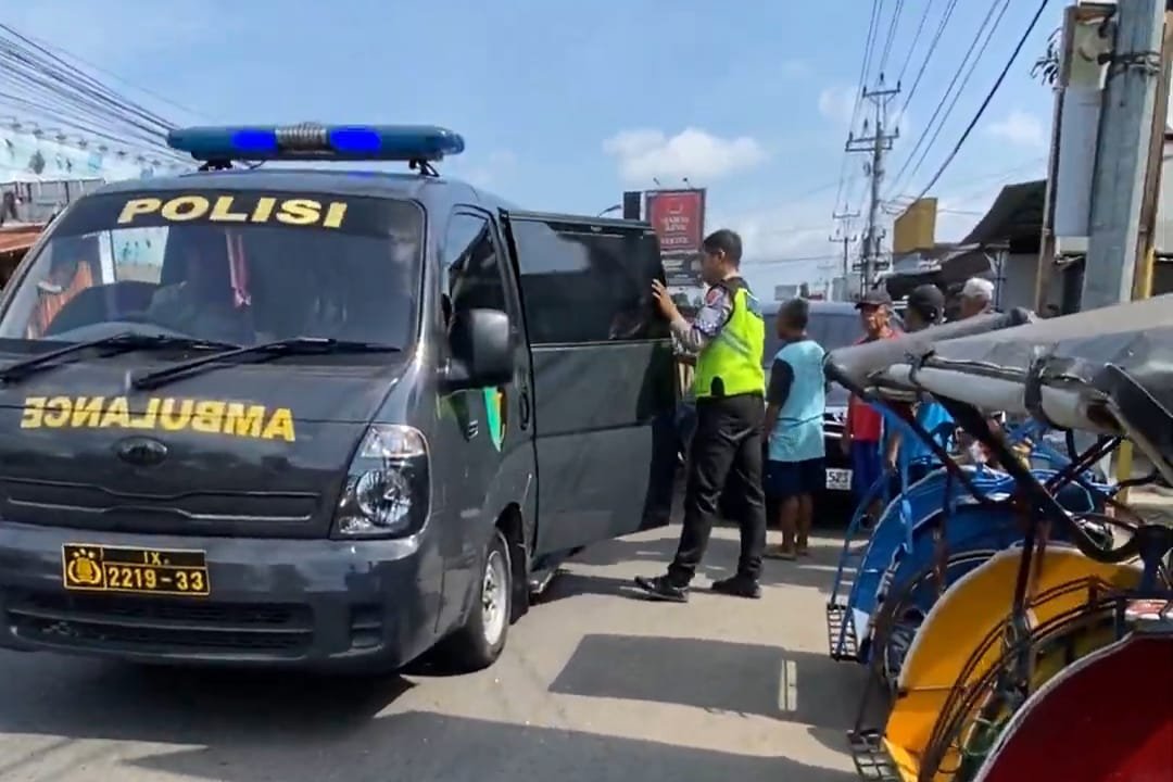 Aksi Sigap Polisi di Purbalingga, Evakuasi Warga Sakit ke Rumah Sakit