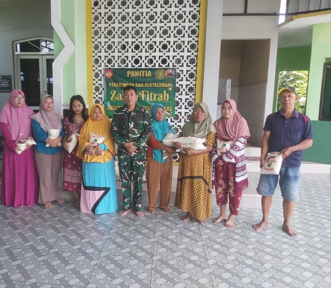 Kodim 0711/Pemalang Salurkan Paket Zakat Fitrah untuk Warga Sekitar Makodim