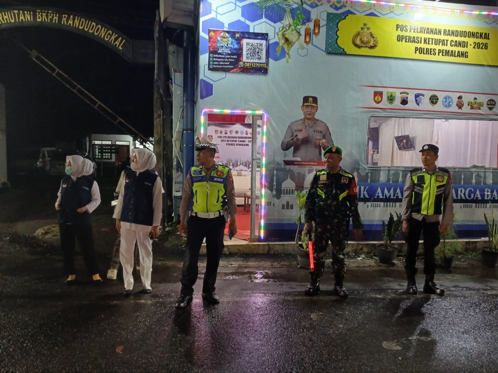 Walaupun Hujan Melanda Tak Jadi Penghalang, Personel Pos PAM Kodim 0711/Pemalang Tetap Siaga Layani Pemudik Dengen Semangat Tinggi